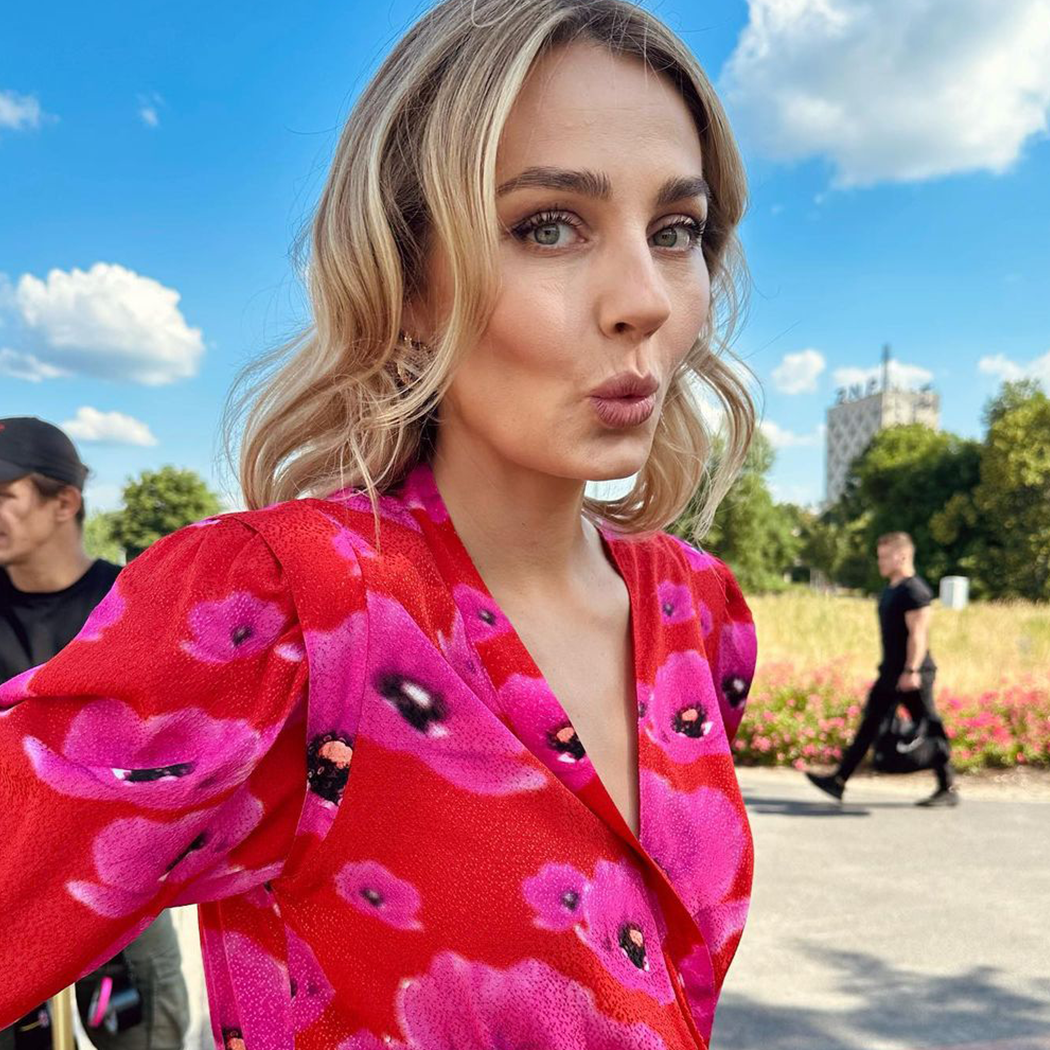„Urocze sandałki” Małgorzaty Sochy podbijają Instagram. Wiemy, gdzie kupić podobny model